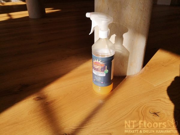 American Wood Maintenance Oil - zur Erstpflege und Unterhaltspflege auf NT Floors Landhausdiele Eiche Sölden gebürstet