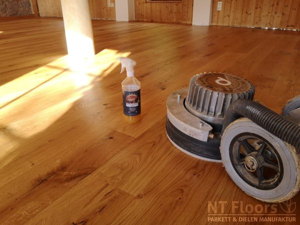 American Wood Maintenance Oil - zur Erstpflege und Unterhaltspflege auf NT Floors Landhausdiele Eiche Sölden gebürstet