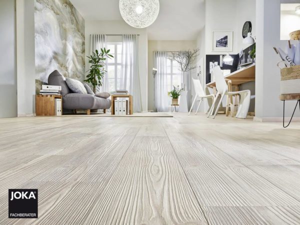 JOKA Laminatboden Skyline - Pine vintage white 5597 - 1-Stab Laminatdiele mit V4 Fase - Ambiente