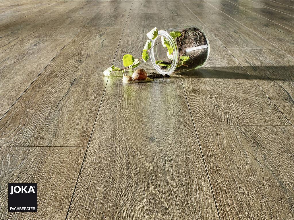 JOKA Laminatboden Skyline - Oak palebrown 5518 - 1-Stab Laminatdiele mit V4 Fase - Ambiente