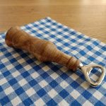 Flaschenöffner Esche FLAKRON - von Hand gedrechselt - geschliffen + geölt - Fründ Massivholzdesign