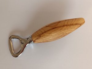 Flaschenöffner Esche ZYLIKRON - von Hand gedrechselt - geschliffen + geölt - Fründ Massivholzdesign